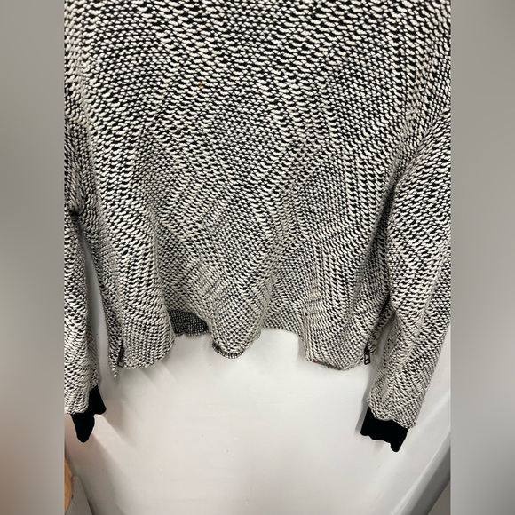 Peace Love World Monochrome Patterned Sweatshirt - Picture 13 of 13